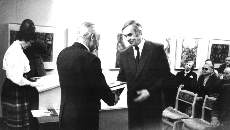Herbert Ligile antakse üle Kreurzwaldi mälestusmedal, Võrus 1988. aastal. Dr.KM F 302:4/n.