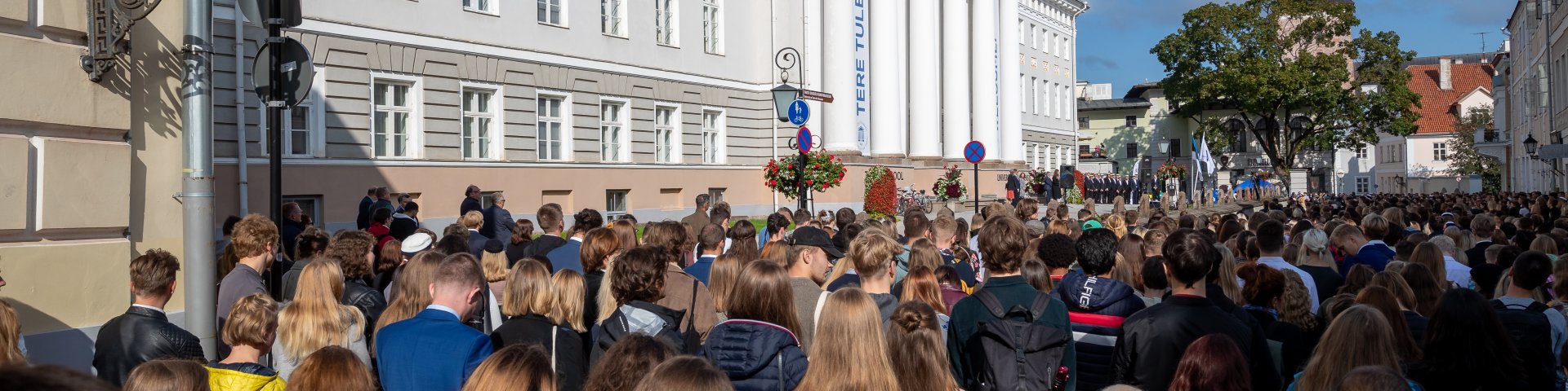 Rahvas Tartu Ülikooli peahoone ees