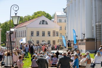 Tartu Ülikooli vilistlaste kokkutulek peahoone ees