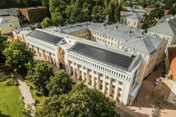 droonikaader Tartu Ülikooli Lossi 3 õppehoone päikesepaneelidega katusest